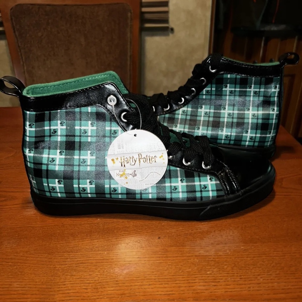 NEW RARE HOT TOPIC HARRY POTTER SLYTHERIN PLAID HI-TOP SNEAKERS MENS SIZE 9.